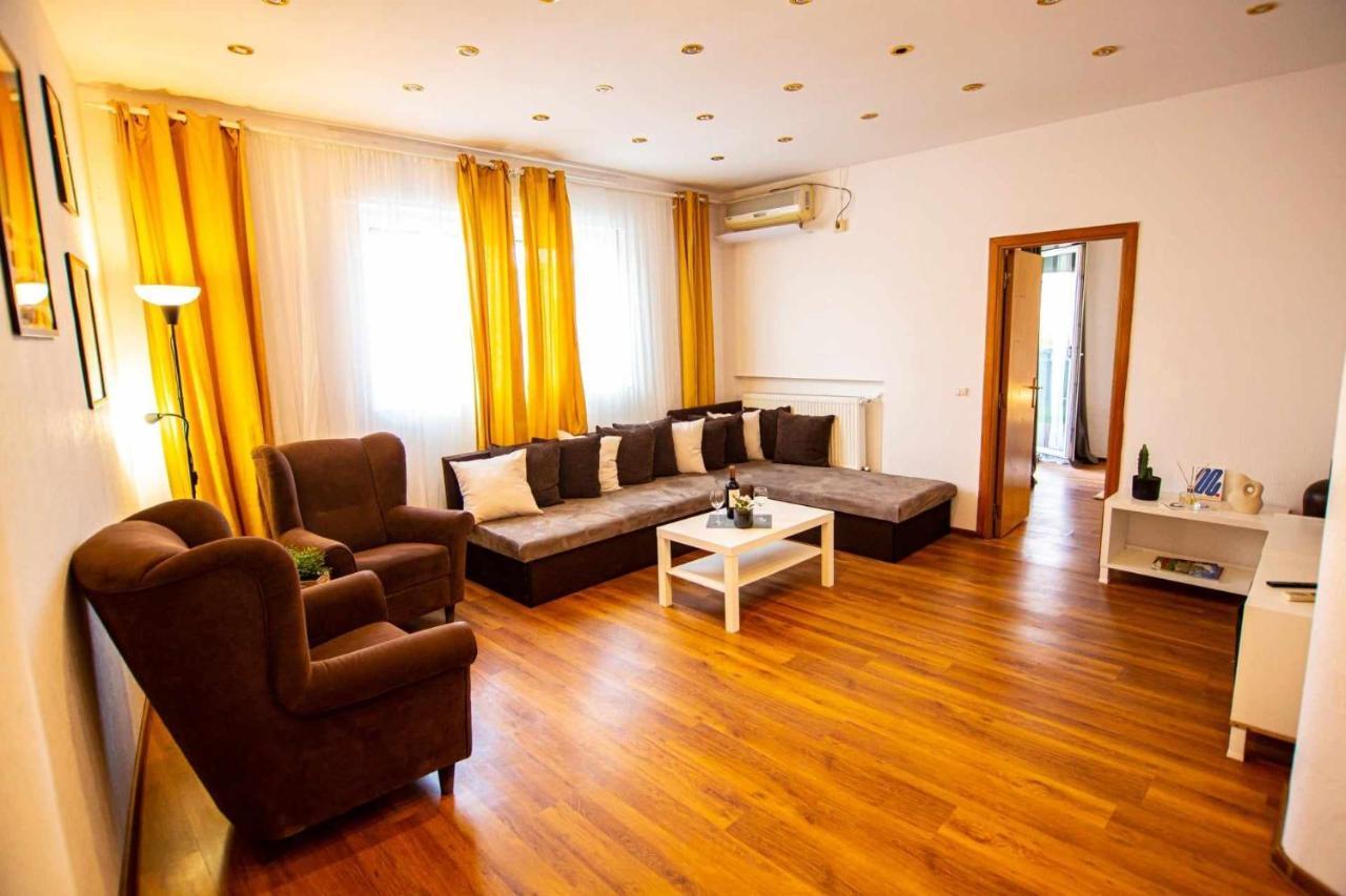 Apartment With Panoramic Terrace In City Center 布加勒斯特 外观 照片
